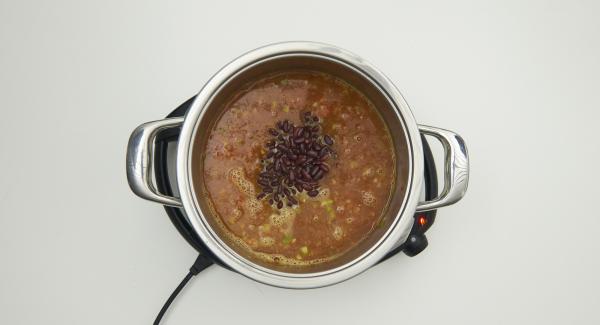 Añadir la mezcla de verduras cortadas, AMC Intenso, los tomates pelados y la salsa de tomate. Añadir también el caldo de carne y las alubias rojas secas.