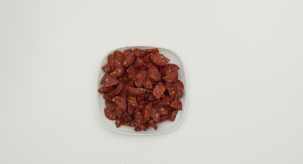 Retirar la piel del chorizo y cortar en trozos pequeños. Introducirlo en una olla junto con el agua y el resto de ingredientes. Mezclar y colocar la Tapa Rápida y cerrar.