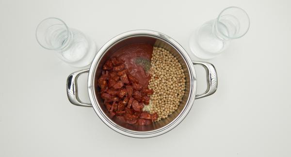 Retirar la piel del chorizo y cortar en trozos pequeños. Introducirlo en una olla junto con el agua y el resto de ingredientes. Mezclar y colocar la Tapa Rápida y cerrar.