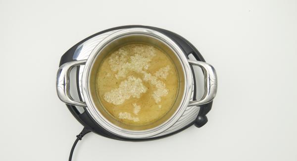 Mezclar el arroz y el caldo de verduras en una olla. Tapar con la Tapa Rápida y colocar la olla en el Navigenio y seleccionar la función "A". Introducir "P" de tiempo de cocción en el Avisador (Audiotherm), colocarlo en el pomo (Visiotherm) girar hasta que aparezca el símbolo de “soft”.