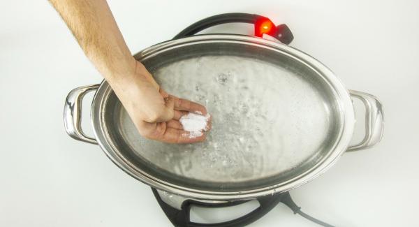 Cuando el Avisador Plus emita un pitido, detapar, añadir la sal y la pasta. Ajustar Navigenio a temperatura media nivel 4. Colocar la tapa, encender el Avisador Plus introducir 7 minutos de tiempo de cocción (o lo que ponga el paquete de la pasta), colocarlo en el pomo y girar hasta que se muestre el símbolo zanahoria.