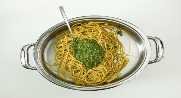 Una vez finalizado el proceso de cocción. Destapar, escurrir la pasta y retirar el agua de la Oval. Añadir la pasta cocida en la Oval junto con el pesto. Cortar unos cuantos cherrys, añadirlos a los espaguetis y servir.