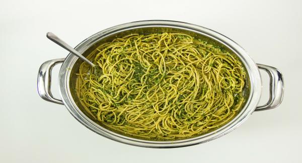 Una vez finalizado el proceso de cocción. Destapar, escurrir la pasta y retirar el agua de la Oval. Añadir la pasta cocida en la Oval junto con el pesto. Cortar unos cuantos cherrys, añadirlos a los espaguetis y servir.