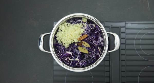 En una olla, mezclar la col lombarda con el vinagre,añadir la cebolla y el ajo. Condimentar, incorporar la canela, el anís y los clavos sobre las hojas de laurel.