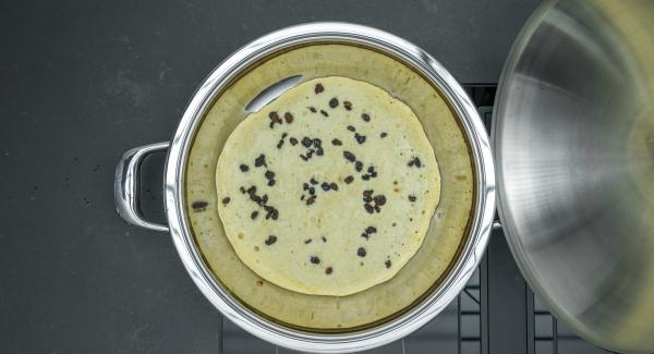 Cuando los bordes de la masa estén dorados, dividir el pastel en cuartos y dar la vuelta. Tapar, encender el Avisador, colocar en el pomo y girar hasta que se muestre el símbolo de "chuleta".