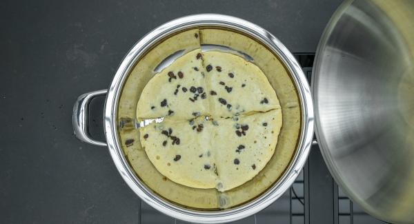 Cuando los bordes de la masa estén dorados, dividir el pastel en cuartos y dar la vuelta. Tapar, encender el Avisador, colocar en el pomo y girar hasta que se muestre el símbolo de "chuleta".