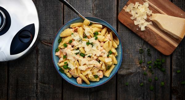 One-pot pasta: Conchitas con salmón y parmesano