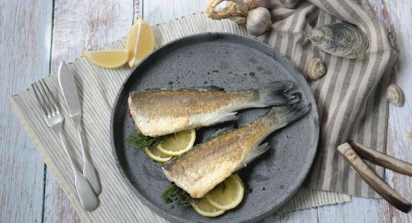 Pescado a la parrilla con mantequilla de limón