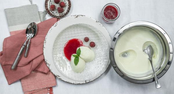 Crema de leche y puré de frambuesa 