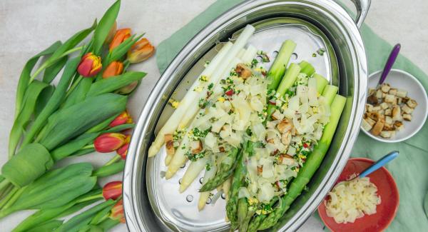 Espárragos con migas de colores