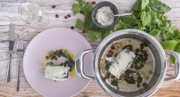 Bacalao gratinado con espinacas, pasas y piñones