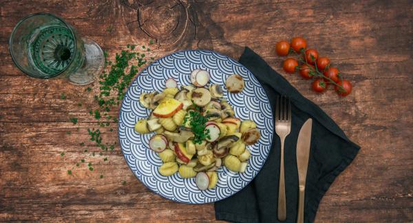 Ensalada de ñoquis, setas y salchichas bratwurst