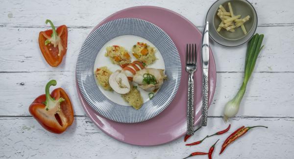 Rollitos de pollo con bolitas de arroz y verduras