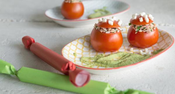 Tomates rellenos de arroz y verduras