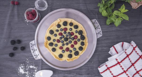 Tarta de crema con frutas del bosque