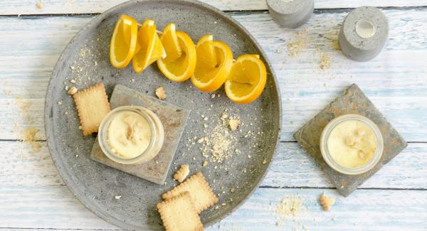 Pastel de naranja y jengibre en vaso