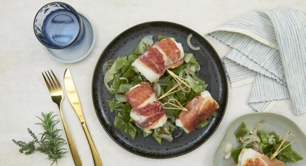 Saltimbocca de pescado sobre judías verdes