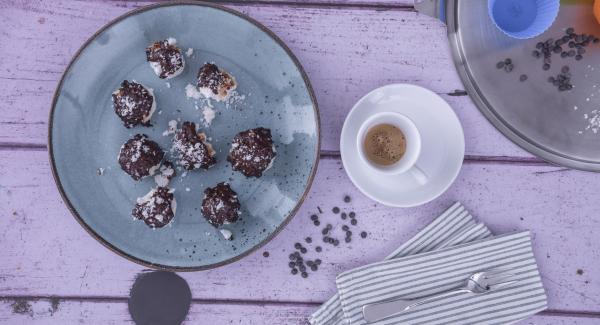 Bolitas de coco con chocolate