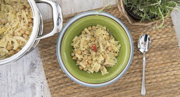 Pasta con garbanzos