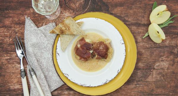 Medallones de cerdo rellenos de queso y manzana enrollados con jamón