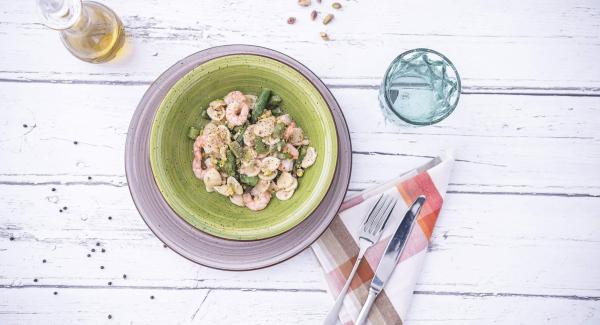 Orecchiette con  espárragos, gambas y pistachos 