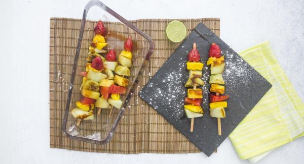 Brochetas de frutas asadas