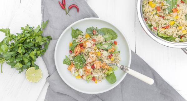 Ensalada de quinoa con salmón