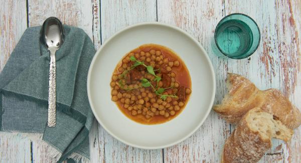 Garbanzos con salsa de tomate