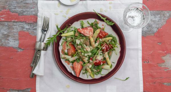 Ensalada de espárragos y fresas