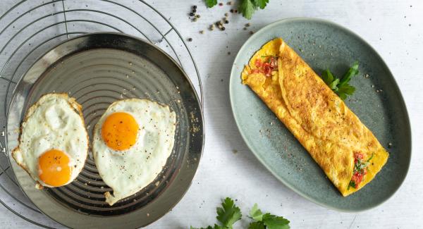 Tortilla rellena y huevos fritos