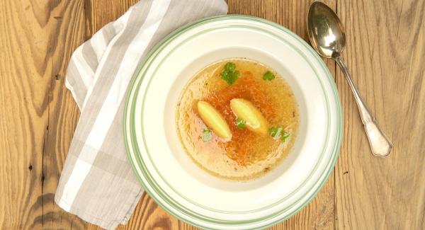 Sopa de carne con dumplings de sémola