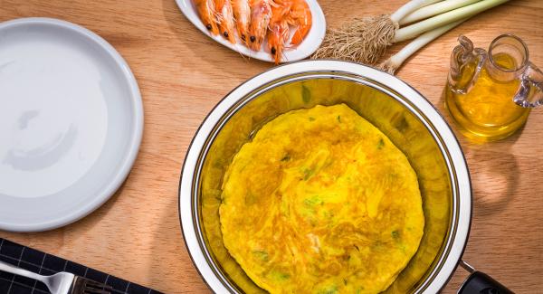 Tortilla de gambas y ajos tiernos