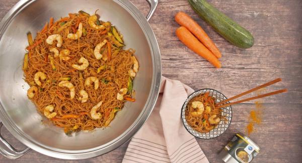 Fideos de arroz con carne y verduras