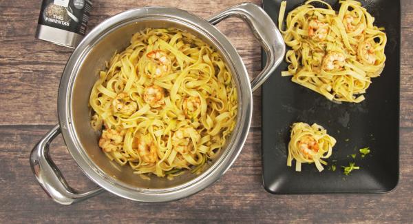 Tagliatelle con verduras y gambas