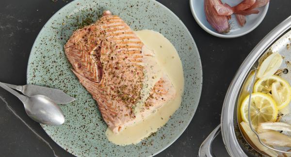 Filete de salmón con salsa holandesa de especias