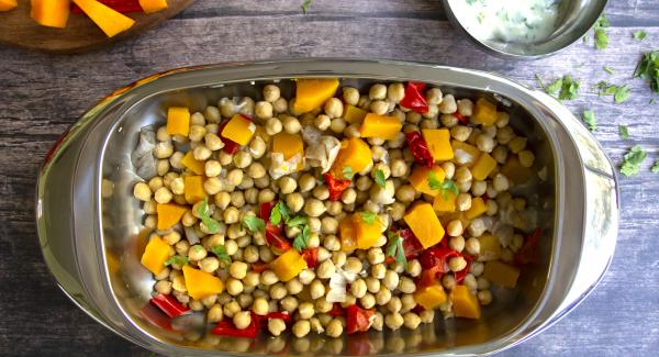 Ensalada tibia de garbanzos con aliño de yogur