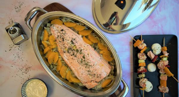 Salmón con verduras a la naranja y brochetas de pescado