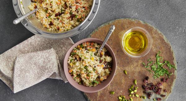 Ensalada de cuscús con arándanos y pistachos