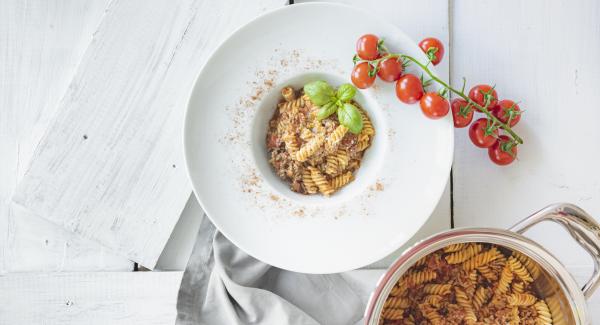 Fusilli con salsa boloñesa