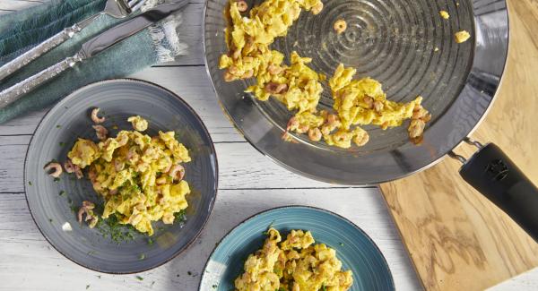 Huevos revueltos con gambas