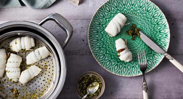 Rollitos de pescado con pesto y rúcula 