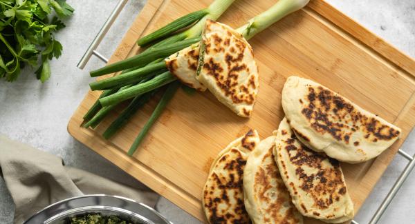 Pan de pita relleno de queso y espinacas