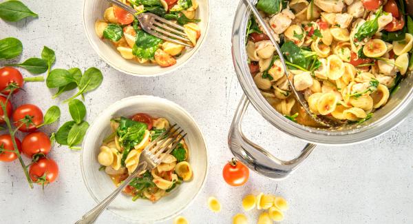 Pasta con verduras y pollo