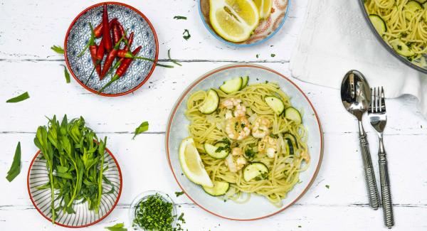 Espaguetis al limón con gambas