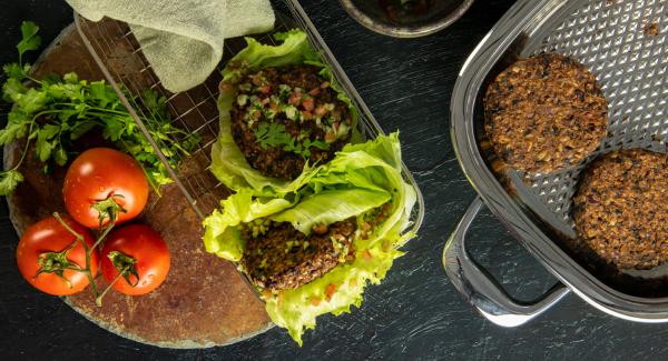 Hamburguesa de alubias con hojas de lechuga