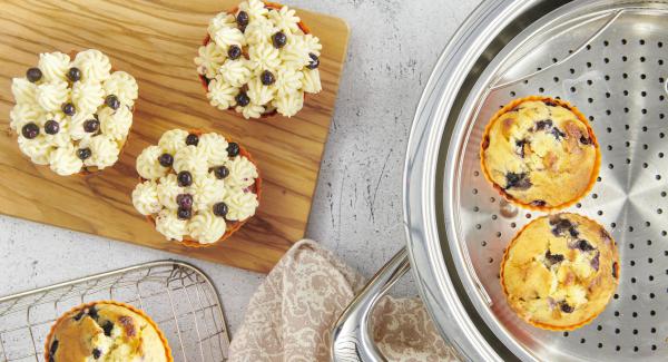 Magdalenas de arándanos con chocolate blanco