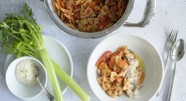 Farfalle en salsa de tomate y verduras