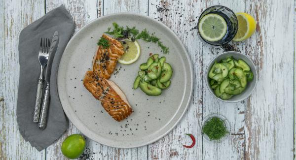 Filete de salmón con ensalada de pepino y chile