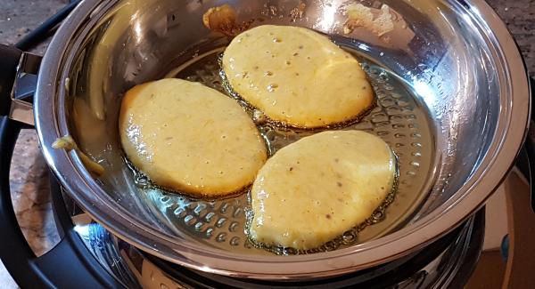 Cuando llege a la temperatura, bajaremos al 3-2 la temperatura y  con una cuchara colocaremos poco a poco la masa de las tortas y freiremos por los dos lados.