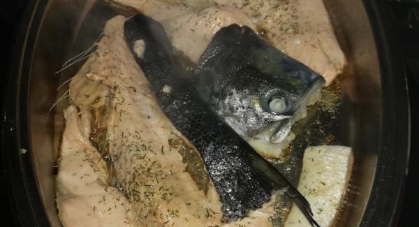 Secamos el pescado con un papel de cocina y cuando nos pite agregaremos el salmón , sazonaremos con la sal y la pimienta y el eneldo lo taparemos y cuando nos vuelva a pitar el audioterm en chuleta apagaremos el fuego y dejaremos reposar para que se acabe de hacer, con fuego apagado,